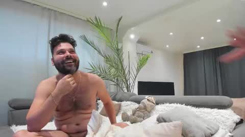 Jennifer  Johnny online show from 5, 11, 2025