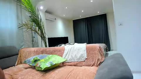 Jennifer  Johnny online show from 15, 2, 2026