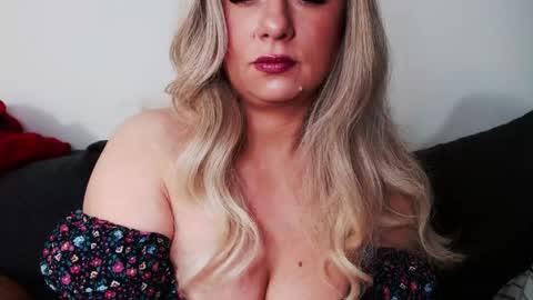 Missqueen1416 online show from 12, 3, 2025