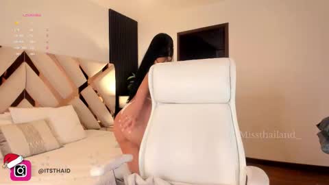 Snapshot of missthailand_ chatting on 15, 12, 2025 Fernanda Davila online show from 15, 12, 2025