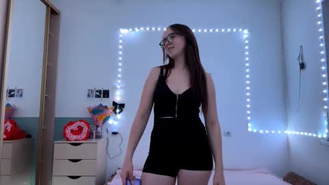 Snapshot of mitzilockerby chatting on 10, 10, 2025 Mia online show from 10, 10, 2025