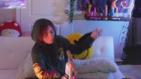 Hera  Tethra Bathtub stream  20k followers  Ask about our custom videos3 online show from 24, 2, 2025