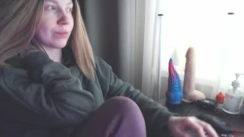 I have new photos come and see with love Molly online show from 17, 1, 2025