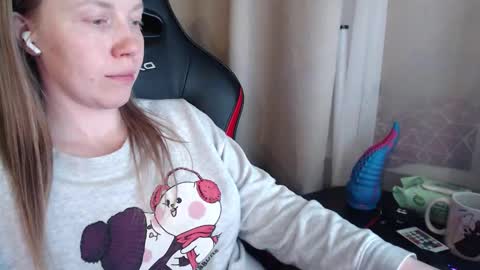 I have new photos come and see with love Molly online show from 20, 12, 2025