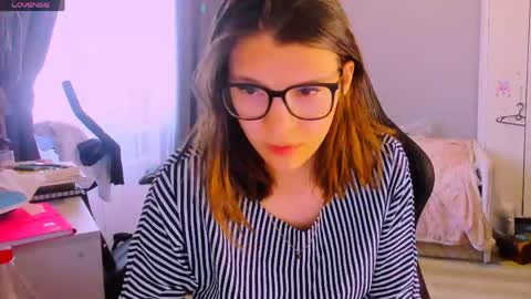 Snapshot of mollylollipop20 chatting on 7, 5, 2026 KIRA online show from 7, 5, 2026