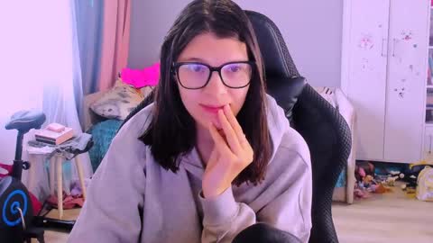 Snapshot of mollylollipop20 chatting on 26, 5, 2026 KIRA online show from 26, 5, 2026