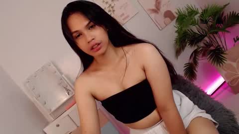 Snapshot of momi_khem019 chatting on 25, 9, 2025 MOMIKHEM online show from 25, 9, 2025