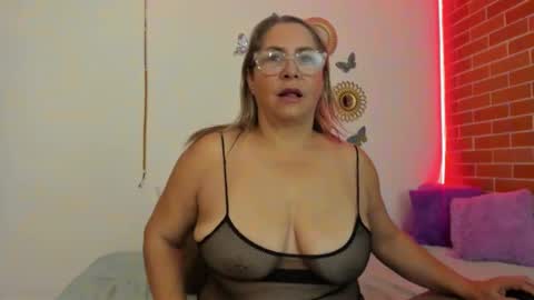 Snapshot of mommy_boobs_ chatting on 19, 12, 2024 Maja online show from 19, 12, 2024