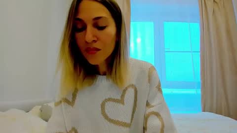 Snapshot of mona_cruz chatting on 11, 12, 2024 Mona online show from 11, 12, 2024