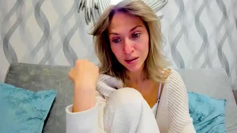 Snapshot of mona_cruz chatting on 17, 2, 2025 Mona online show from 17, 2, 2025