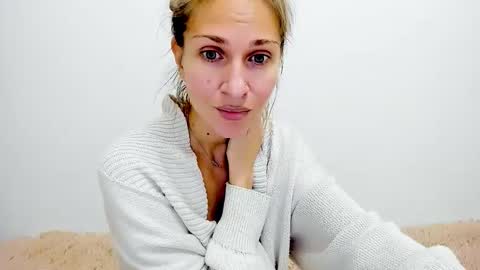 Snapshot of mona_cruz chatting on 12, 10, 2025 Mona online show from 12, 10, 2025