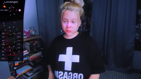 Snapshot of monalauu chatting on 20, 3, 2026 online show from 20, 3, 2026