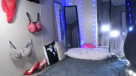 Snapshot of monica_lily chatting on 27, 5, 2026 Monica online show from 27, 5, 2026