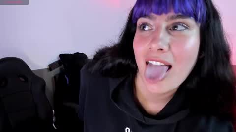 Snapshot of monse_luu chatting on 4, 10, 2025 Lu online show from 4, 10, 2025