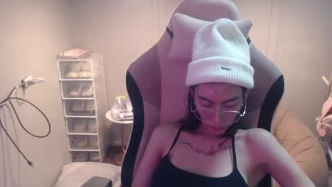 ELYSE A SIMPLE GIRL online show from 22, 1, 2025