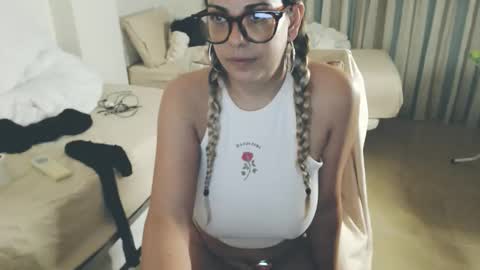 Snapshot of montserrat123 chatting on 6, 6, 2026 Monse online show from 6, 6, 2026
