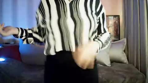 moodiemira online show from 17, 6, 2026