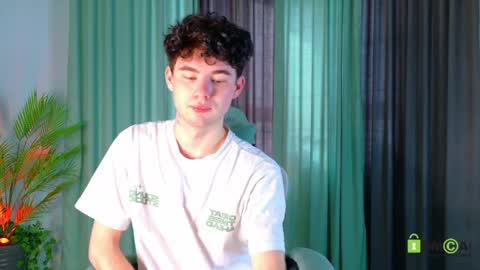 moon_gloww online show from 8, 4, 2026