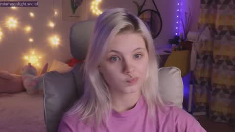Snapshot of moonlight_mia chatting on 24, 12, 2024 Mia online show from 24, 12, 2024