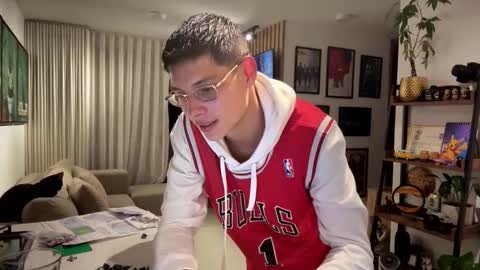   online show from 28, 10, 2025