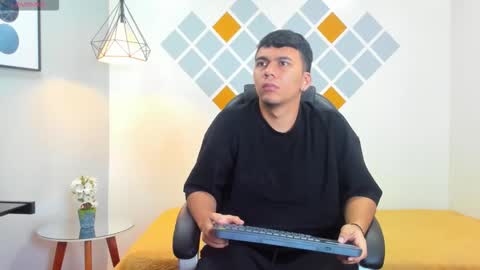 Mou Fly online show from 4, 10, 2025