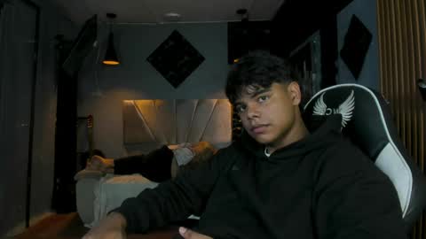 Snapshot of mr_mois chatting on 7, 6, 2026 mr_mois online show from 7, 6, 2026