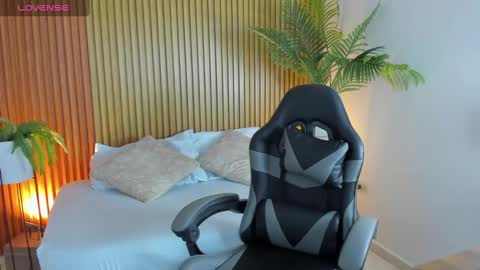 N A H I A online show from 8, 11, 2025