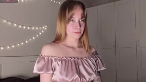 Snapshot of naomi_oops chatting on 19, 10, 2025 Naomi online show from 19, 10, 2025