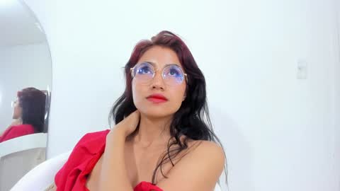 naomiiii   online show from 31, 1, 2025
