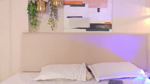 Naomi Klarc online show from 12, 11, 2025