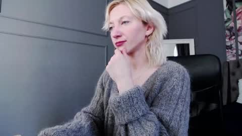 Snapshot of natalie_bitton chatting on 2, 12, 2024 Natalie online show from 2, 12, 2024