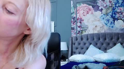 Snapshot of natalie_bitton chatting on 1, 1, 2025 Natalie online show from 1, 1, 2025