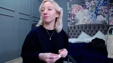 Snapshot of natalie_bitton chatting on 6, 1, 2025 Natalie online show from 6, 1, 2025