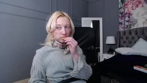 Snapshot of natalie_bitton chatting on 28, 2, 2025 Natalie online show from 28, 2, 2025