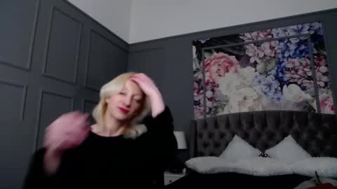 Snapshot of natalie_bitton chatting on 1, 3, 2025 Natalie online show from 1, 3, 2025