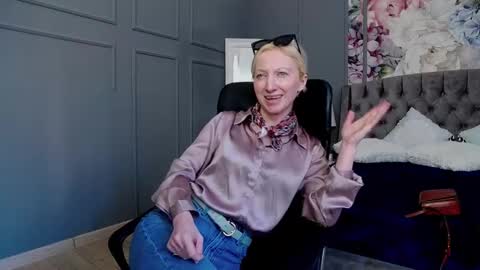 Snapshot of natalie_bitton chatting on 5, 3, 2025 Natalie online show from 5, 3, 2025