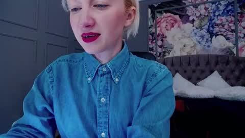 Snapshot of natalie_bitton chatting on 8, 3, 2025 Natalie online show from 8, 3, 2025