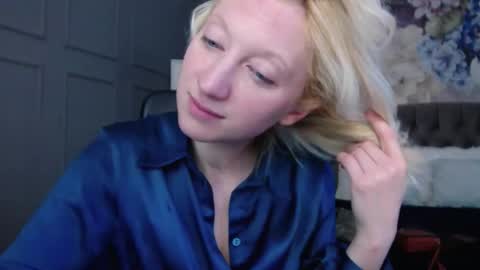 Snapshot of natalie_bitton chatting on 9, 3, 2025 Natalie online show from 9, 3, 2025