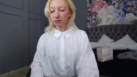 Snapshot of natalie_bitton chatting on 10, 3, 2025 Natalie online show from 10, 3, 2025
