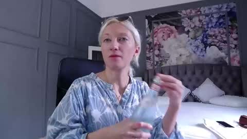 Snapshot of natalie_bitton chatting on 10, 9, 2025 Natalie online show from 10, 9, 2025