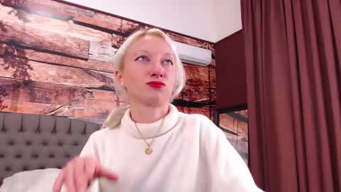 Snapshot of natalie_bitton chatting on 4, 10, 2025 Natalie online show from 4, 10, 2025