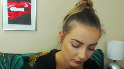 Snapshot of natalie_live chatting on 28, 10, 2025 NatalieSexy online show from 28, 10, 2025