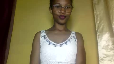 Snapshot of nathalie004 chatting on 12, 9, 2025 nathalie004 online show from 12, 9, 2025