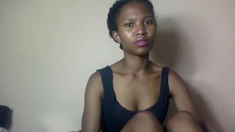 Snapshot of nathalie004 chatting on 5, 11, 2025 nathalie004 online show from 5, 11, 2025