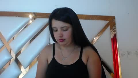 Snapshot of nathaly_low chatting on 7, 5, 2026 nathaly low online show from 7, 5, 2026