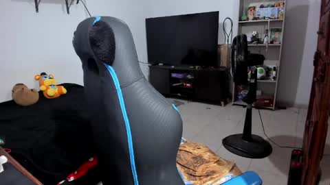 Geek Nicole    im Neeko UwU online show from 20, 5, 2026