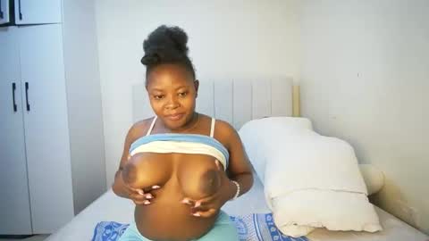 Snapshot of nellyeluxe chatting on 1, 5, 2026 nellyeluxe online show from 1, 5, 2026