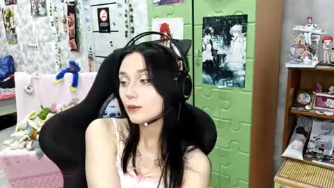 Snapshot of neomadurante chatting on 4, 10, 2025 Mia online show from 4, 10, 2025