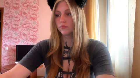 Snapshot of neomimaddern chatting on 10, 4, 2026 neomimaddern online show from 10, 4, 2026
