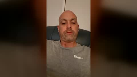 Snapshot of niallob chatting on 3, 8, 2026 niallob online show from 3, 8, 2026